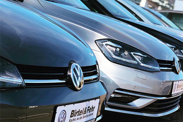 VW Neuwagen Autos vor dem Autohaus