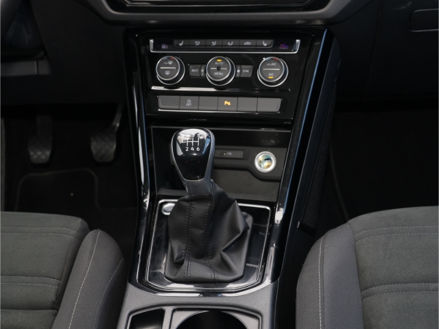 VW Touran Highline BMT 2.0 TDI 6-Gang LED Navi Kamera