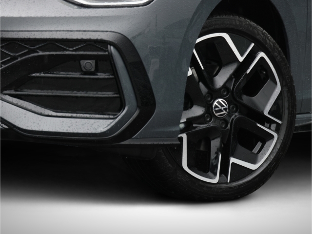 VW Golf VIII R-Line 1.5 eTSI DSG Voll LED Kamera