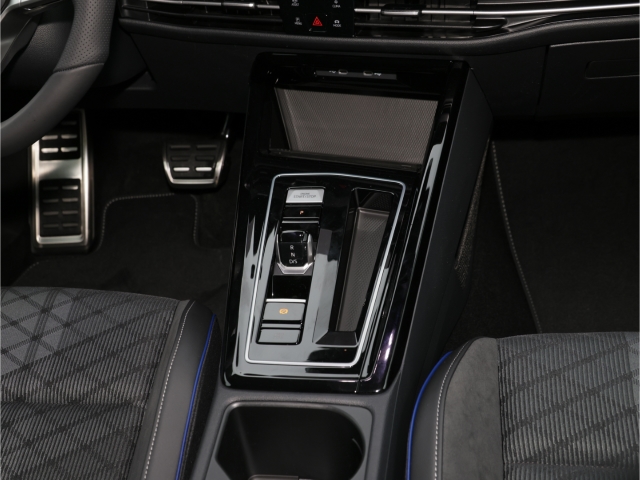 VW Golf VIII R-Line 1.5 eTSI DSG Voll LED Kamera