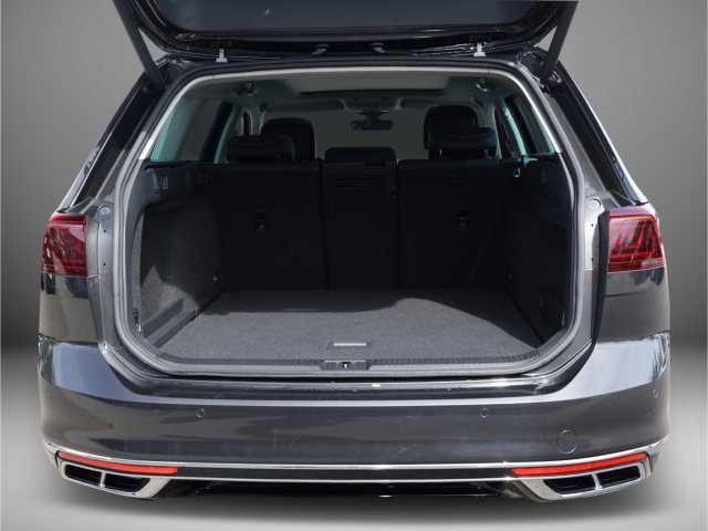 VW Passat Variant R-Line 2.0 TSI DSG 4Motion Navi Sport AHK Pano
