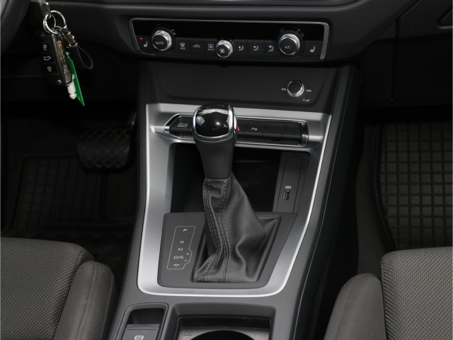 Audi Q3 35 TFSI advanced LED AHK Navi Kamera