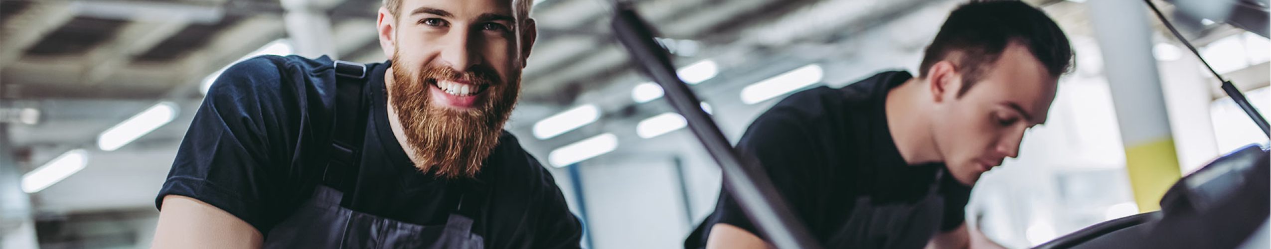 Kfz Werkstatt Mitarbeiter an Motorhaube