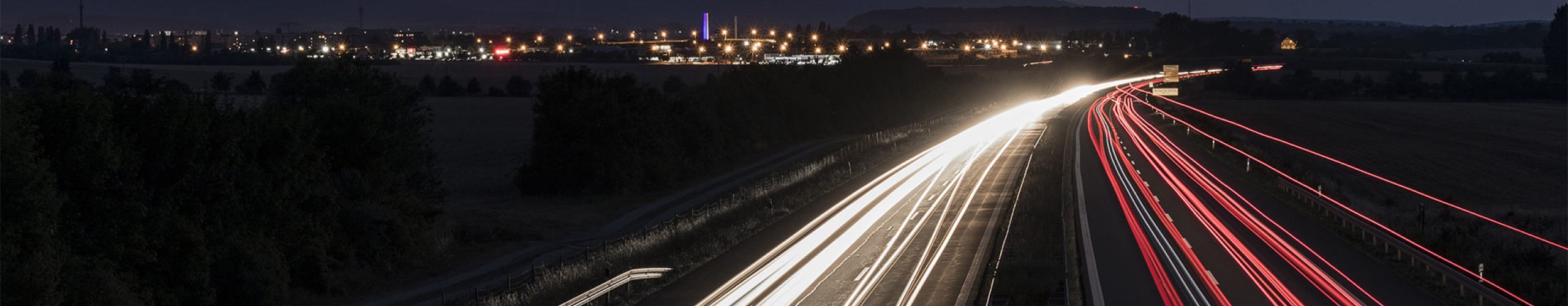 Strasse und Ortsrand bei Dunkelheit